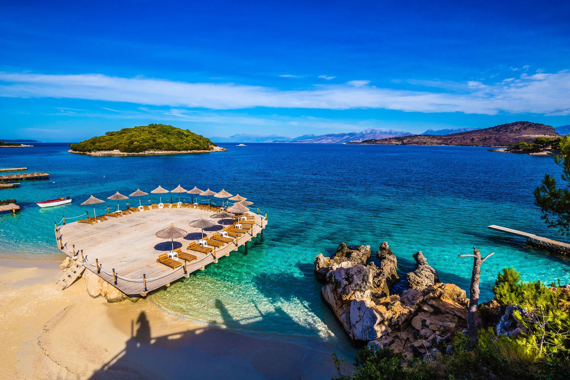 Empty Ksamil Beach - Butrint NP, Albanie