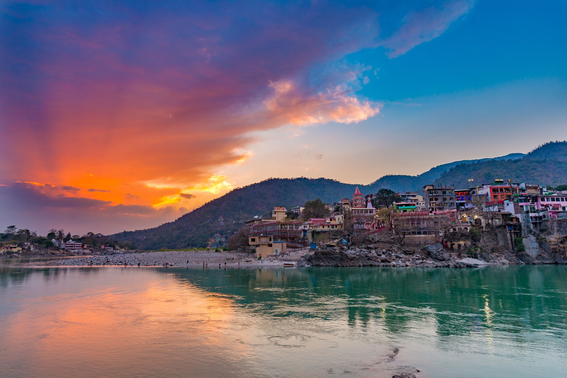 Crépuscule des temps à Rishikesh, ville sainte et voyager destination en Inde. Coloré ciel et nuages réfléchissant sur le Gange.